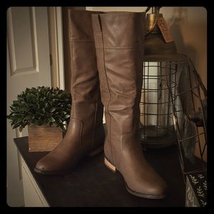 Size 8 taupe riding boots  brand rampage